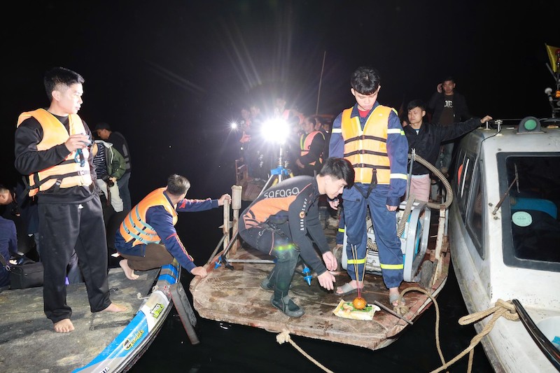 Công an tỉnh Lào Cai nỗ lực xuyên đêm tìm kiếm, cứu nạn, cứu hộ các nạn nhân trong vụ tai nạn giao thông đường thủy tại hồ Thác Bà -2