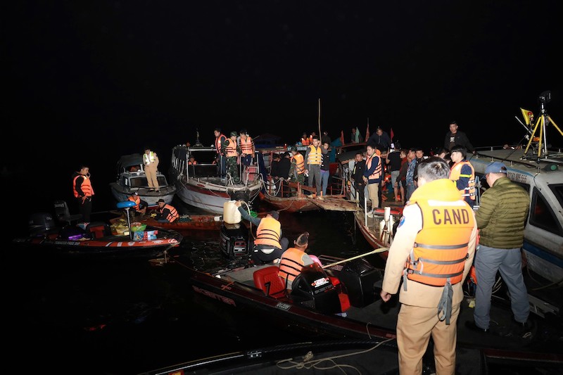 Công an tỉnh Lào Cai nỗ lực xuyên đêm tìm kiếm, cứu nạn, cứu hộ các nạn nhân trong vụ tai nạn giao thông đường thủy tại hồ Thác Bà -3