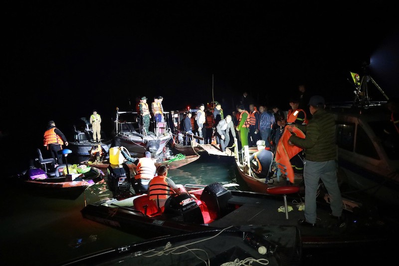Công an tỉnh Lào Cai nỗ lực xuyên đêm tìm kiếm, cứu nạn, cứu hộ các nạn nhân trong vụ tai nạn giao thông đường thủy tại hồ Thác Bà -4