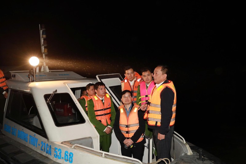 Công an tỉnh Lào Cai nỗ lực xuyên đêm tìm kiếm, cứu nạn, cứu hộ các nạn nhân trong vụ tai nạn giao thông đường thủy tại hồ Thác Bà -0