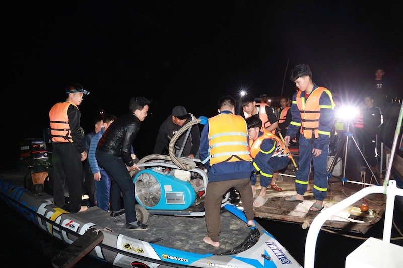 Công an tỉnh Lào Cai nỗ lực xuyên đêm tìm kiếm, cứu nạn, cứu hộ các nạn nhân trong vụ tai nạn giao thông đường thủy tại hồ Thác Bà -1