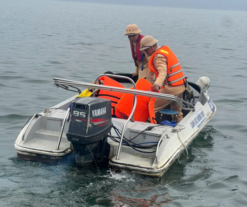 Tìm thấy nạn nhân thứ 2 trong vụ lật tàu chở khách ở hồ Thác Bà -3