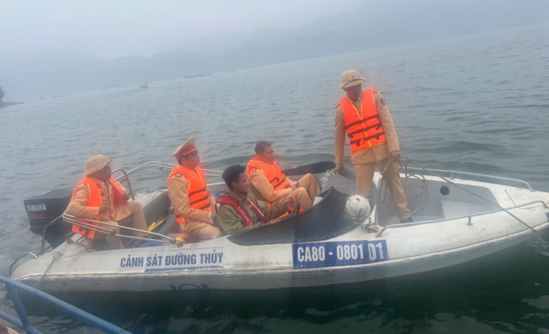 Tìm thấy nạn nhân thứ 2 trong vụ lật tàu chở khách ở hồ Thác Bà -4