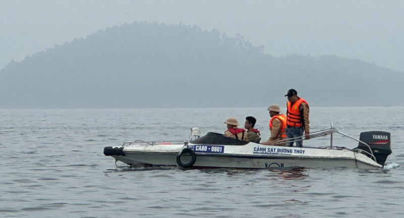 Tìm thấy nạn nhân thứ 2 trong vụ lật tàu chở khách ở hồ Thác Bà -3