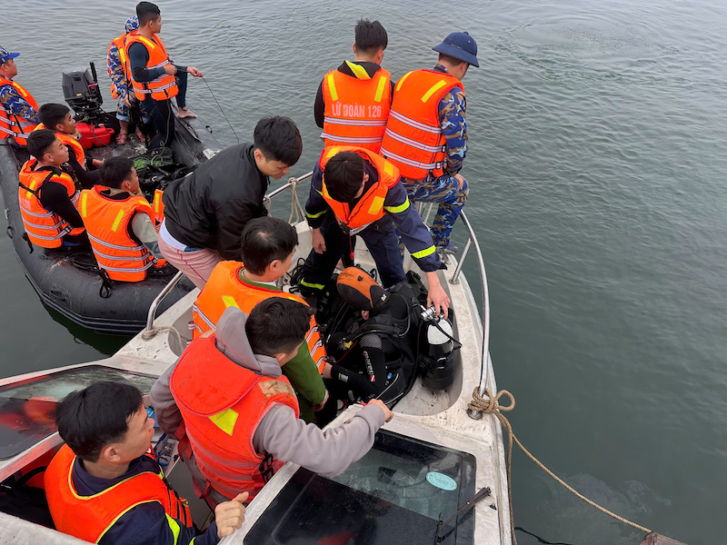 Tìm thấy nạn nhân thứ 2 trong vụ lật tàu chở khách ở hồ Thác Bà -0