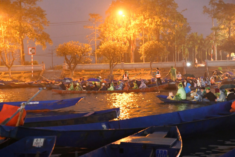 Du khách đội mưa, nườm nượp đổ về thắng cảnh Chùa Hương trước giờ khai hội -0