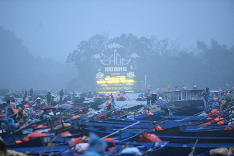 Du khách đội mưa, nườm nượp đổ về thắng cảnh Chùa Hương trước giờ khai hội -2