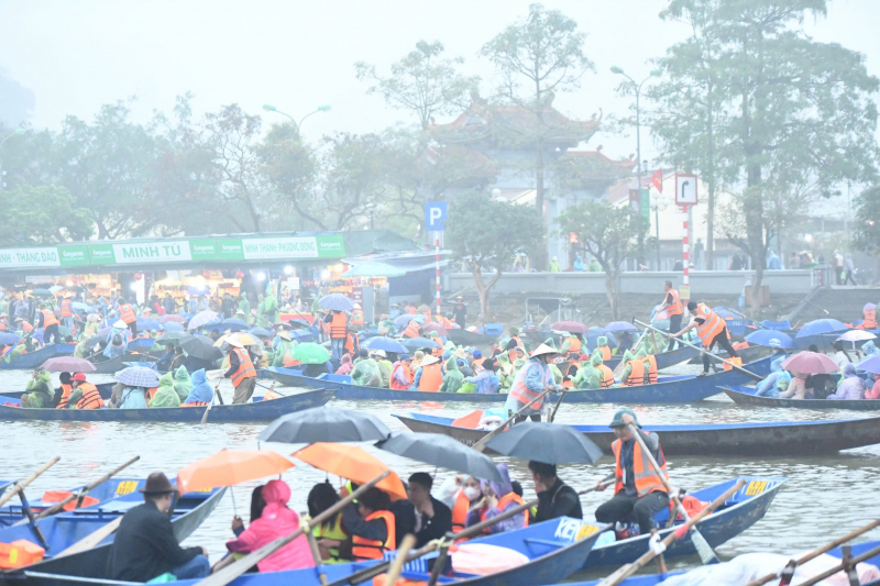 Du khách đội mưa, nườm nượp đổ về thắng cảnh Chùa Hương trước giờ khai hội -4