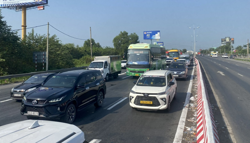 Phương tiện tăng cao ở các cửa ngõ thành phố nhưng không ùn ứ -0