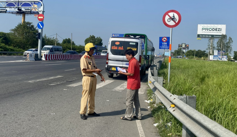 Phương tiện tăng cao ở các cửa ngõ thành phố nhưng không ùn ứ -3