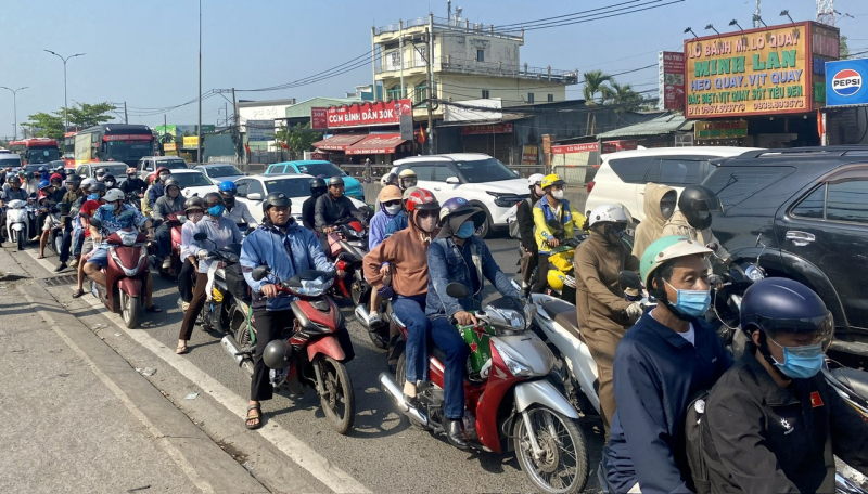 Phương tiện tăng cao ở các cửa ngõ thành phố nhưng không ùn ứ -1