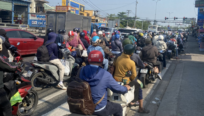 Phương tiện tăng cao ở các cửa ngõ thành phố nhưng không ùn ứ -2