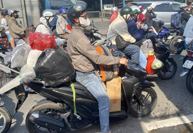 Phương tiện tăng cao ở các cửa ngõ thành phố nhưng không ùn ứ -3