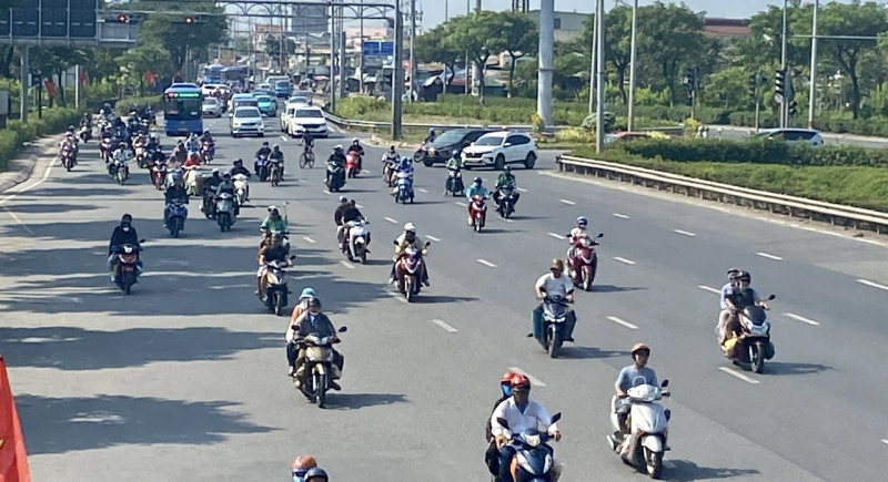 Phương tiện tăng cao ở các cửa ngõ thành phố nhưng không ùn ứ -5