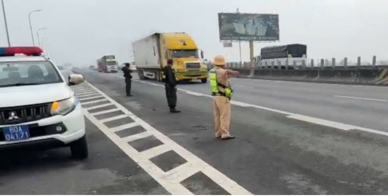 Phương tiện tăng cao ở các cửa ngõ thành phố nhưng không ùn ứ -4