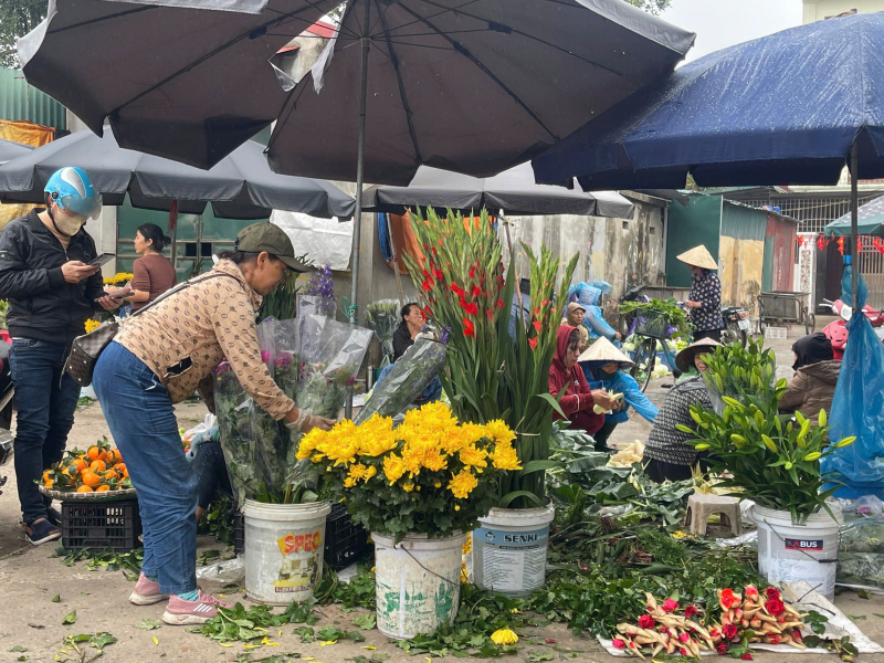 Hàng hoá Mùng 6 Tết dồi dào, giá cả ổn định -0