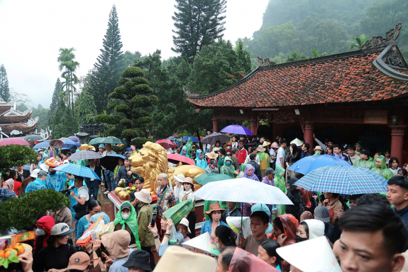 Tưng bừng khai hội Chùa Hương -2