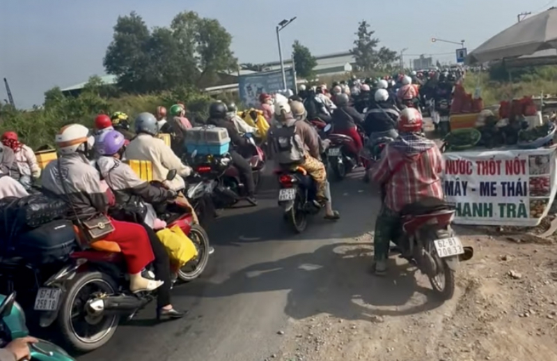 Người dân đội nắng chôn chân tại các tuyến quốc lộ qua địa phận tỉnh Tây Ninh -1