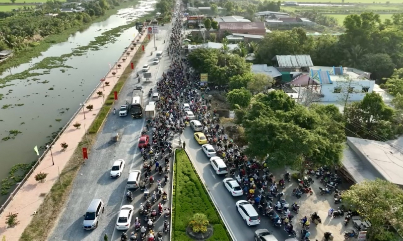 Người dân đội nắng chôn chân tại các tuyến quốc lộ qua địa phận tỉnh Tây Ninh -0