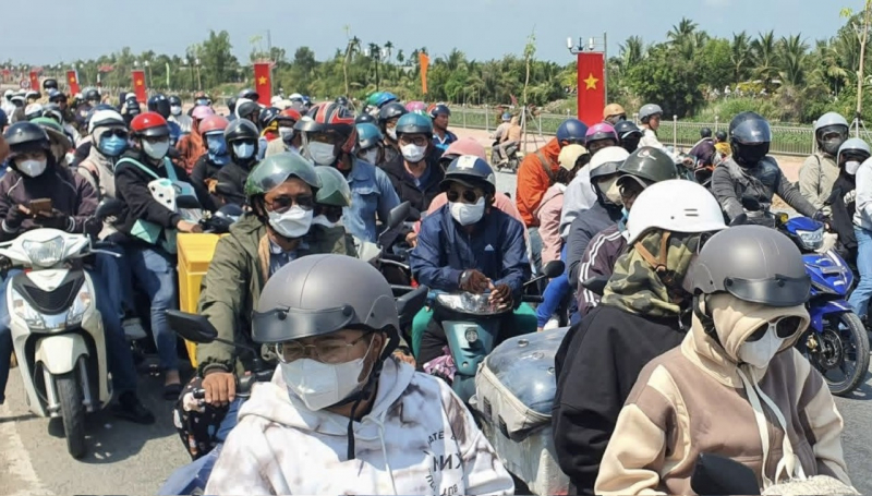 Người dân đội nắng chôn chân tại các tuyến quốc lộ qua địa phận tỉnh Tây Ninh -3