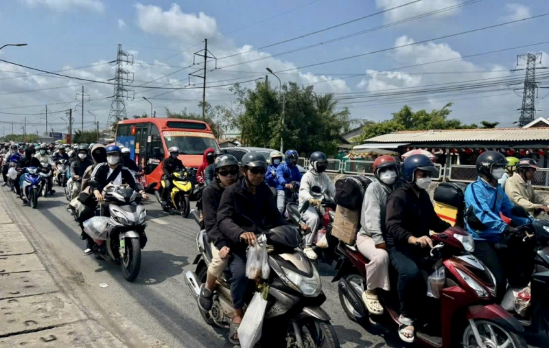 Người dân đội nắng chôn chân tại các tuyến quốc lộ qua địa phận tỉnh Tây Ninh -4