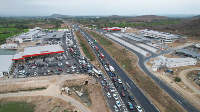 Ôtô xếp hàng cây số gần trạm dừng nghỉ cao tốc Vĩnh Hảo - Phan Thiết -0