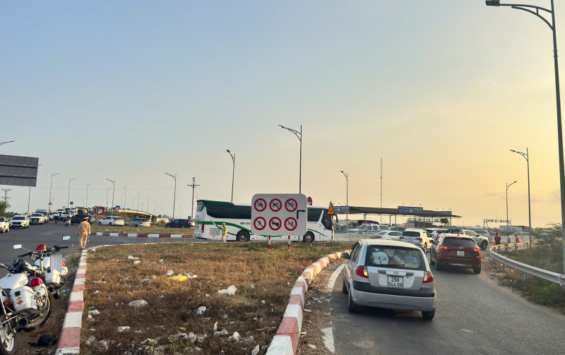 Ôtô xếp hàng cây số gần trạm dừng nghỉ cao tốc Vĩnh Hảo - Phan Thiết -0