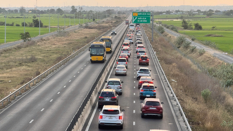 Ôtô xếp hàng cây số gần trạm dừng nghỉ cao tốc Vĩnh Hảo - Phan Thiết -0