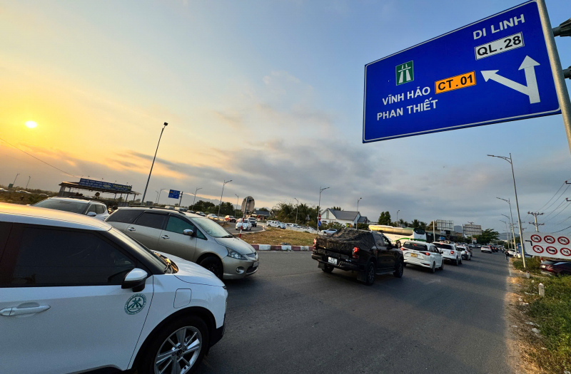 Ôtô xếp hàng cây số gần trạm dừng nghỉ cao tốc Vĩnh Hảo - Phan Thiết -0