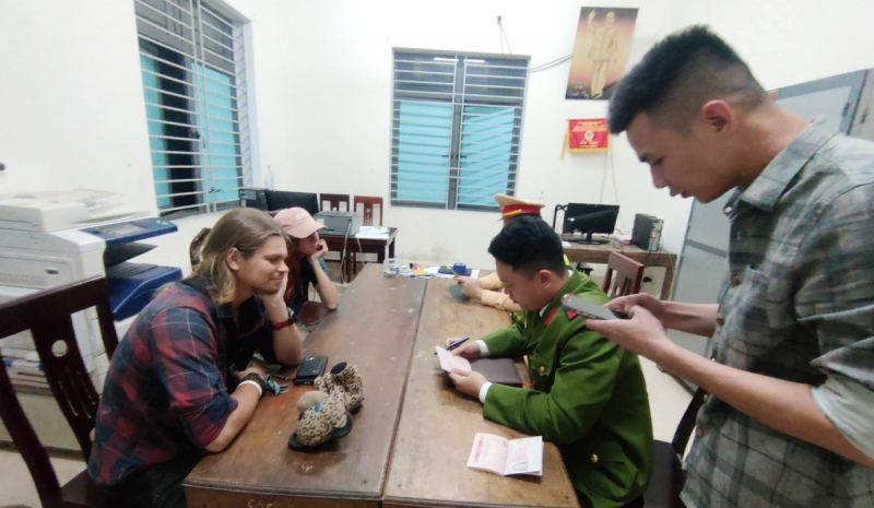 Kịp thời hỗ trợ 2 du khách người Nga lạc đường ở khu vực biên giới Việt - Lào -0