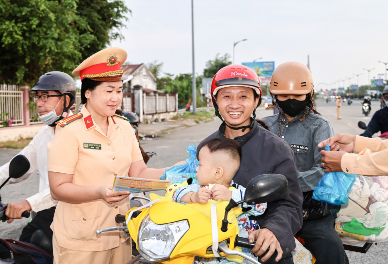 Công an TP Cần Thơ giải quyết trên 1.900 hồ sơ căn cước, tài khoản định danh điện tử dịp Tết Nguyên đán -2