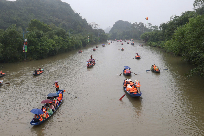 Cắt hoạt động hết mùa lễ hội đối với lái đò bị tố vòi tiền du khách -0