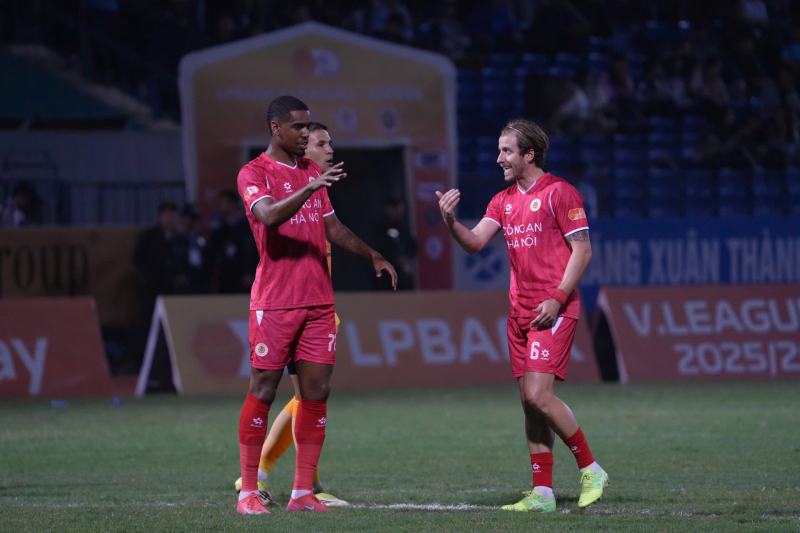 CLB Bóng đá Công an Hà Nội khẳng định bản lĩnh ứng viên vô địch sau màn ngược dòng tại Thanh Hóa -0