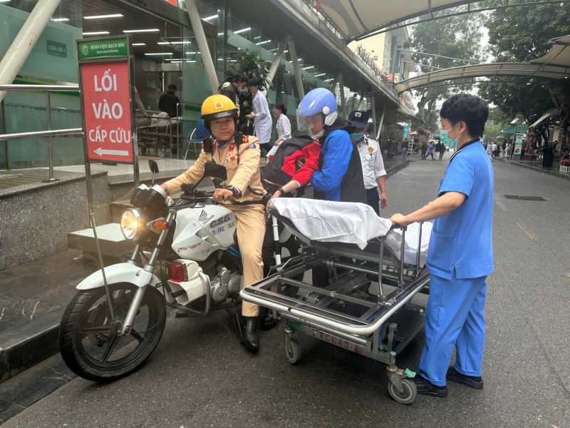 Ngất xỉu trên đường đến bệnh viện, người phụ nữ được CSGT đưa đi cấp cứu -0