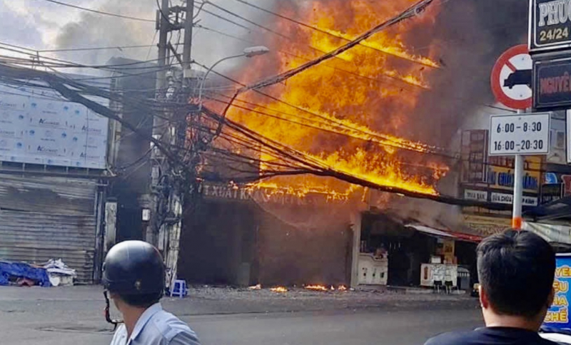Cháy cửa hàng đồ gỗ lan sang hệ thống điện hạ thế -0