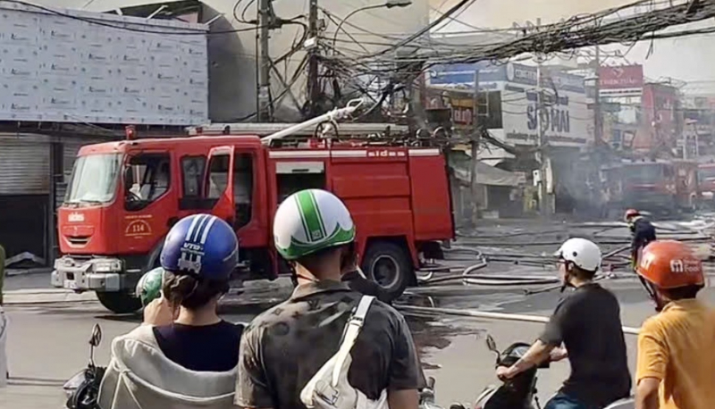 Cháy cửa hàng đồ gỗ lan sang hệ thống điện hạ thế -1