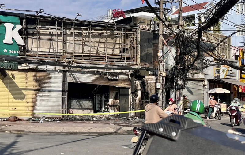 Cháy cửa hàng đồ gỗ lan sang hệ thống điện hạ thế -0