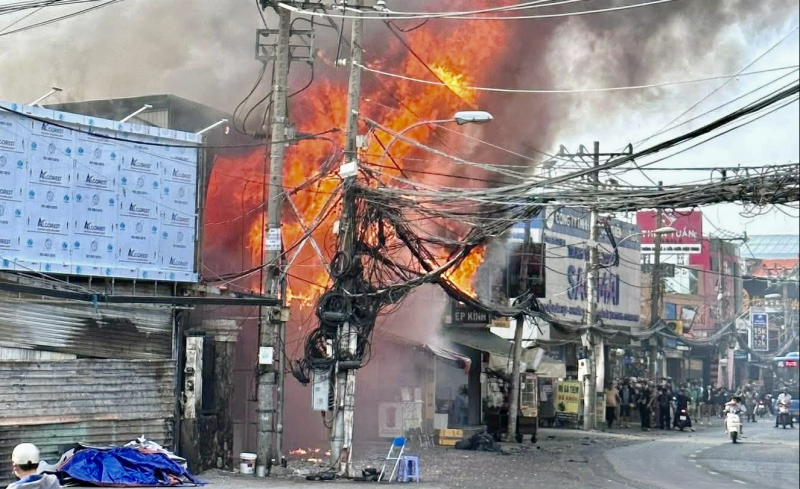 Cháy cửa hàng đồ gỗ lan sang hệ thống điện hạ thế -2