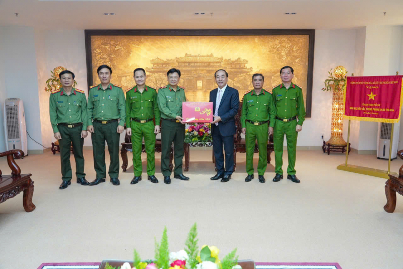 Thứ trưởng Trần Quốc Tỏ làm việc và thăm, chúc Tết Công an TP Huế -0