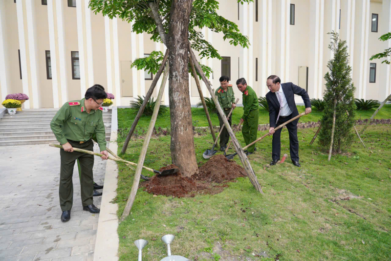 Thứ trưởng Trần Quốc Tỏ làm việc và thăm, chúc Tết Công an TP Huế -0