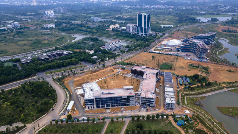 ngam-nhin-khu-cong-nghe-cao-hoa-lac-hon-2-thap-ky-thanh-lap-2-1690087723-374-width1500height844-1.jpeg -0