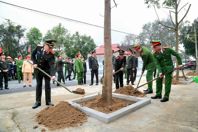 “Trồng cây nào, sống cây đó”: Mệnh lệnh từ màu áo xanh Công an Tuyên Quang -1