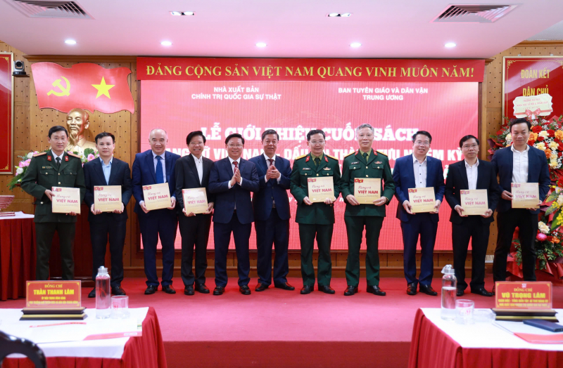 Ra mắt sách về những dấu ấn thành tựu nhiệm kỳ Đại hội XIII của Đảng -1