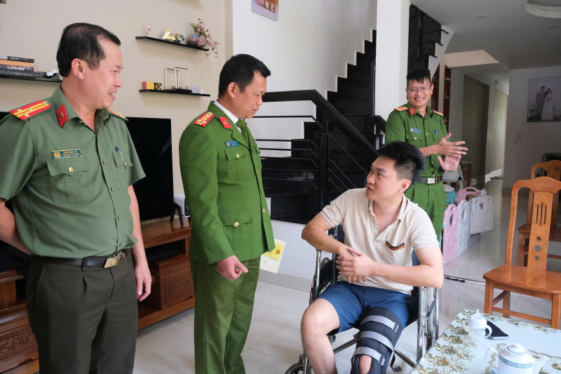 Công an tỉnh Lâm Đồng thăm hỏi cán bộ bị thương khi làm nhiệm vụ -0