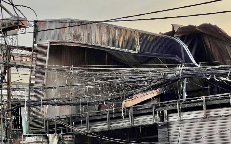 Vụ cháy cửa hàng gỗ lan sang đường điện trung thế: gần 2.800 hộ dân bị ảnh hưởng mất điện -0