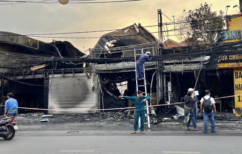 Vụ cháy cửa hàng gỗ lan sang đường điện trung thế: gần 2.800 hộ dân bị ảnh hưởng mất điện -0