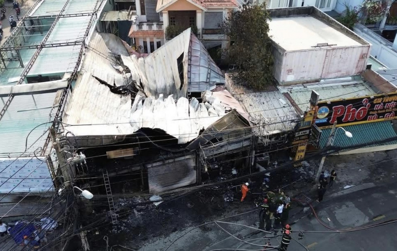 Vụ cháy cửa hàng gỗ lan sang đường điện trung thế: gần 2.800 hộ dân bị ảnh hưởng mất điện -1