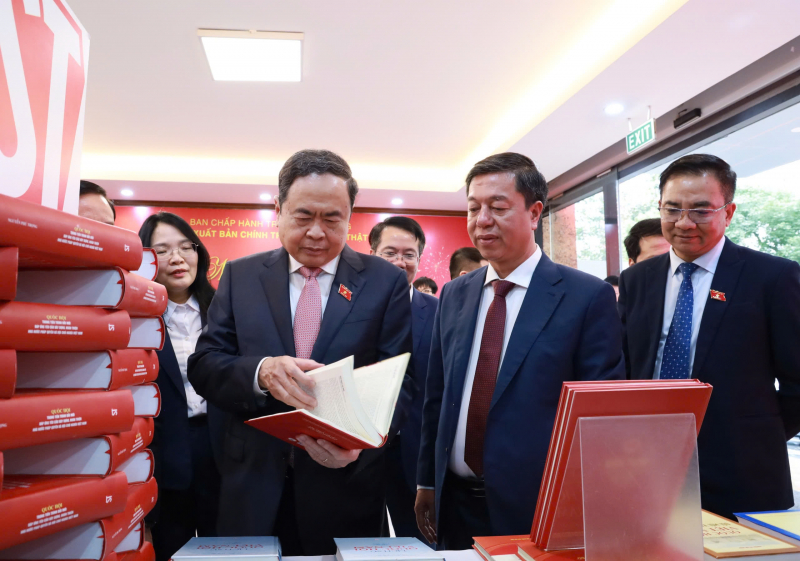 Ra mắt bộ sách Luật được thông qua tại Kỳ họp thứ 10, Quốc hội khóa XV -0