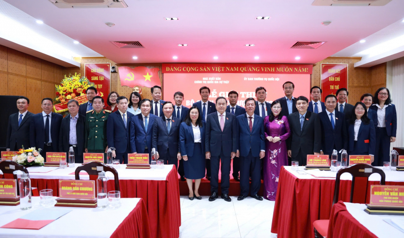 Ra mắt bộ sách Luật được thông qua tại Kỳ họp thứ 10, Quốc hội khóa XV -0