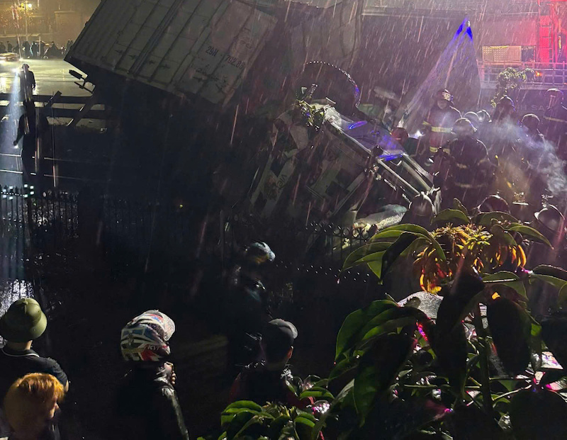 Điều tra nguyện nhân vụ xe ô tô tải bị tàu hỏa húc văng tại khu vực Văn Điển -0